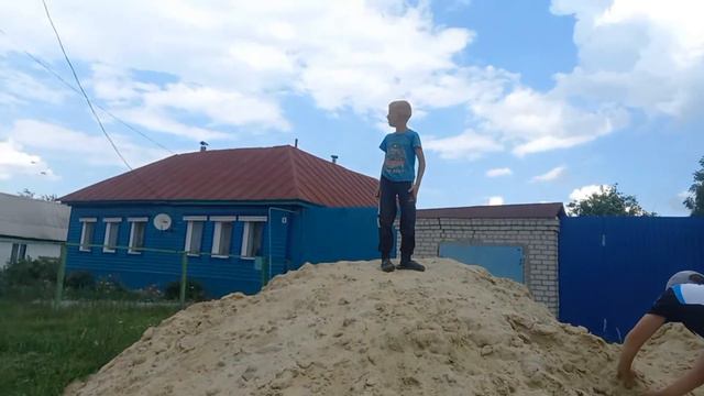 Выберется ли человек, из песка, если его по разному закопать? смотреть онлайн