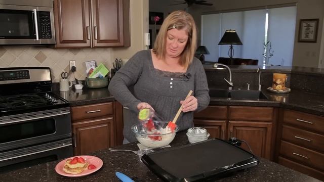 Sour Cream Strawberry Pancakes : Pancake Breakfast смотреть онлайн