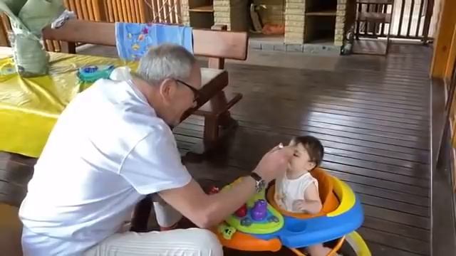 Эммануил Виторган показал, как забавно кормит годовалую дочь Клару смотреть онлайн