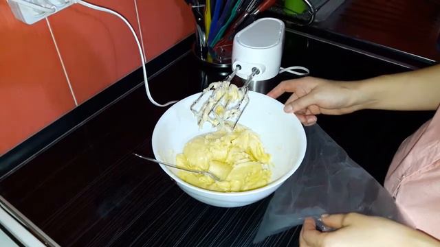 Эклер және ақуыздан қайнатылған крем. Эклер с заварным белковым кремом. смотреть онлайн