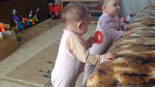 Двойняшки плачут, twins cry because of toys смотреть онлайн