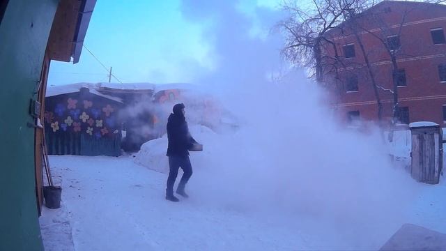 ✅Throw water into the air at 40 below zero in Siberia смотреть онлайн
