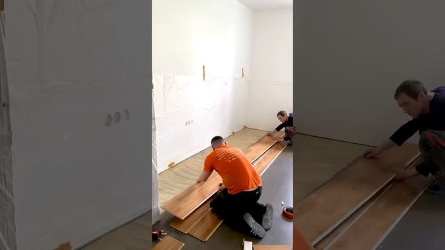 Улыбаемся и пашем? Укладка паркетной доски на стяжку ?#паркетчик  #паркетныеработы #паркетнаядоска