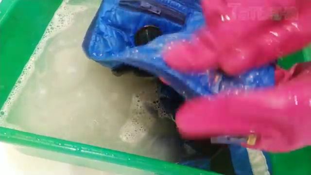 Отстирываю пятна на цветной одежде.