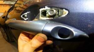 Снимаем дверную ручку передних дверей Kia Rio 2011-2017год