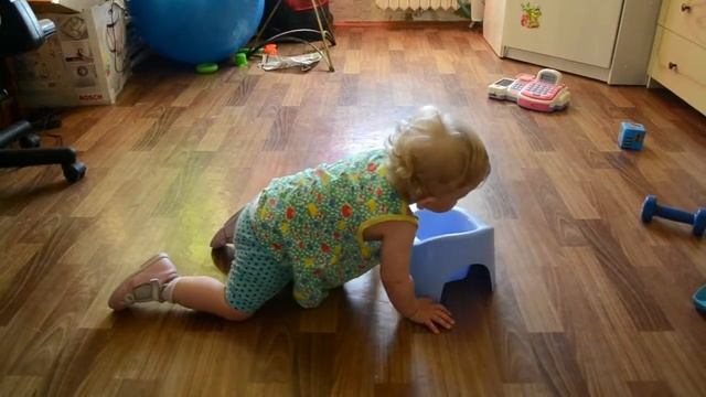 Как НЕ надо пользоваться детским горшком!!! Ребенок (1 год 3 месяца) сидит на горшке. ПРИКОЛ!