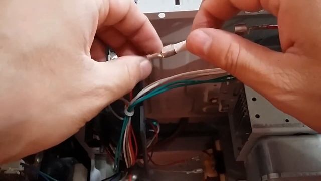 Como reparar microondas (Cambio de fusible) смотреть онлайн