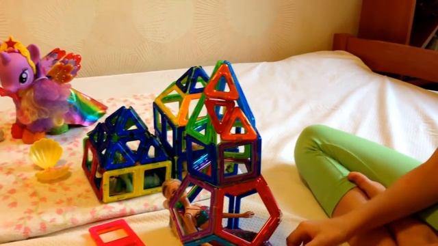 Строим домики из магнитного конструктора magformers смотреть онлайн