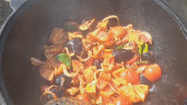 Пельмени с овощами в казане на костре. Fried dumplings(Cuisine 2019) #пельмени #казан #овощи смотреть онлайн