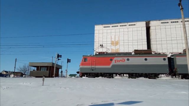 Сплотка электровозов ВЛ10У-183 и ВЛ10У-402 на переезде Давлеканово. смотреть онлайн