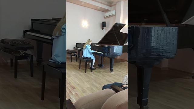 Яковина Даша - И.С.Бах "Менуэт", g-moll смотреть онлайн