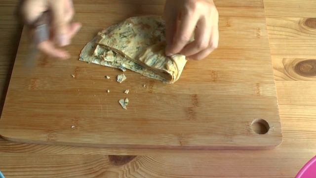 Вкусный Салат с Яичными Блинчиками и курицей/Готовится Легко и Просто смотреть онлайн