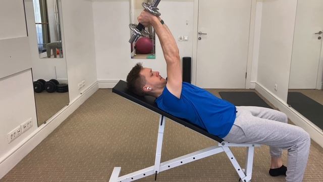 Французский жим двумя гантелями на наклонной скамье смотреть онлайн