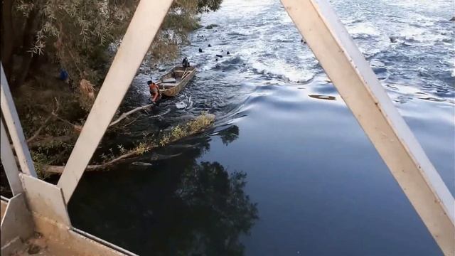 Прохождение мели и порогов на плоскодонной лодке с болотоходом 30 л.с. смотреть онлайн