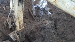 Коп металла эксковатором. Медь.