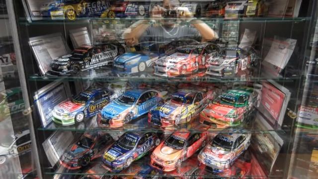 V8 Supercars 1/18 смотреть онлайн