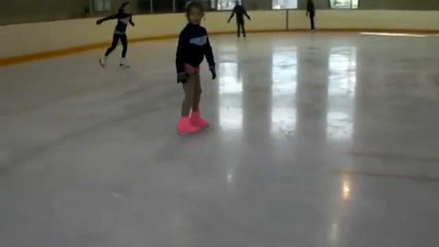 Annabelle Schneider-Farris Attempts Spread Eagles смотреть онлайн