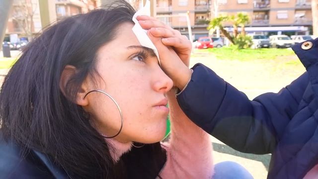 ZIA NICOLE CADE E SI ROMPE LA TESTA PERDE LA MEMORIA E ILARY E PAPA’ STEFANO SI PRENDONO CURA DI LE смотреть онлайн