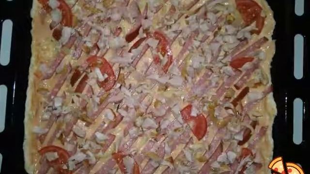 Пицца с копчёной курицей,колбаской? смотреть онлайн