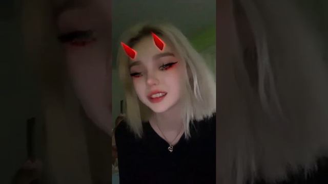 Еле разговариваю 😭 / Очень сильно болит десна / Даша Суднишникова смотреть онлайн