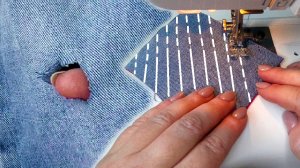 Как из дырки на джинсах сделать стильный декор