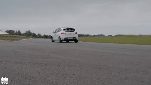 Renault Clio RS 220 Trophy vs Peugeot 208 GTi track battle смотреть онлайн