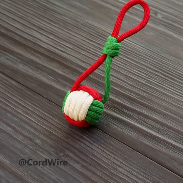 Брелок из паракорда с 3-цветным обезьяньим кулаком #shorts