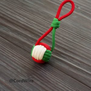Брелок из паракорда с 3-цветным обезьяньим кулаком #shorts