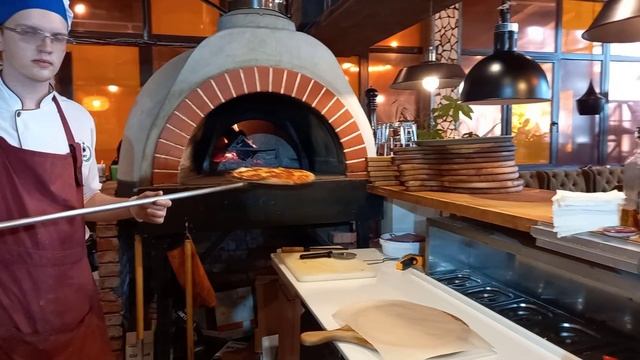 Ессентуки пицца на дровах в Помпейской печи, Кафе Костер. #italianCuisine #streetfood #pizza