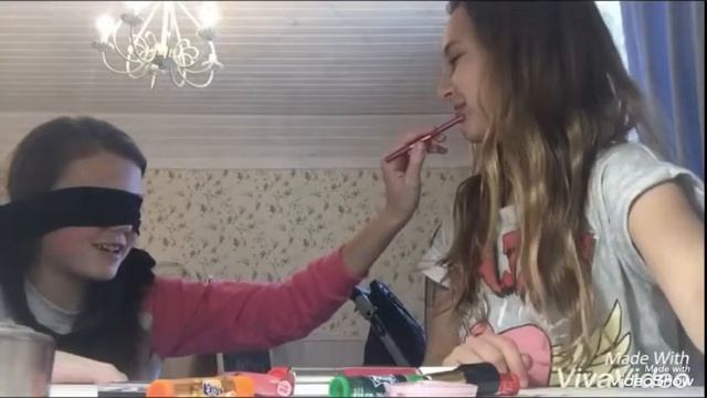 Челлендж! Макияж ЗАКРЫТЫМИ ГЛАЗАМИ!!! 1 часть. Аня красит меня, упала помада!!! смотреть онлайн