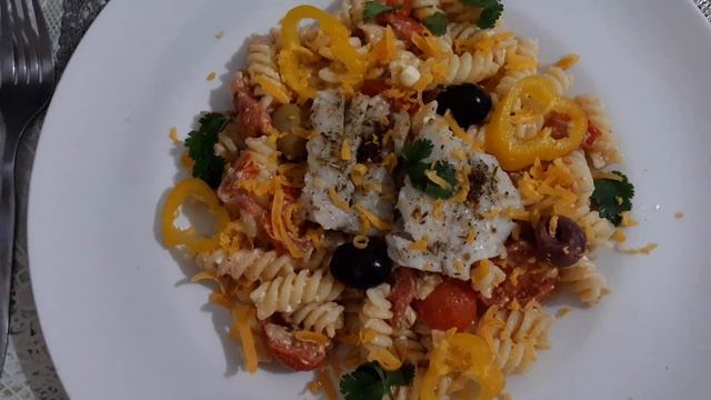 Обед/Ужин побыстрому. Сайда с Фузилли, томатами черри, и фетой. Париж/Filet de Lieu noir et fusilli смотреть онлайн