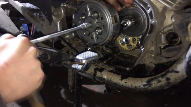Как заменить диски сцепления на Yamaha YBR125 смотреть онлайн