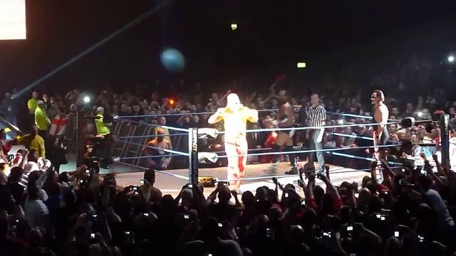 Hulk Hogan entrance at TNA Manchester смотреть онлайн