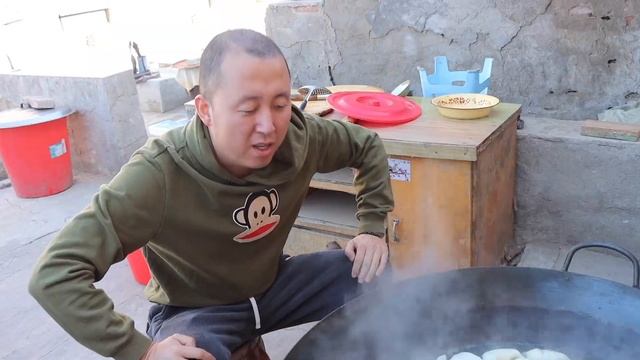 【百味大彭】东北一家吃饺子，用5种蔬菜做馅料，皮薄馅大，煮上一大锅吃过瘾\eat dumplings смотреть онлайн