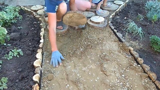Садовая дорожка своими руками.Садовая дорожка из гравия и спилов.Благоустройство двора своими рукам смотреть онлайн