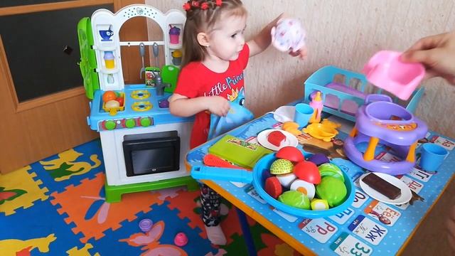 Диана и папа кормят пупса