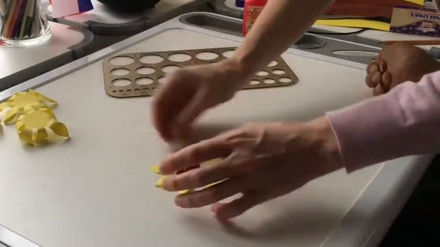 Как делать цветы.Из Цветной Бумаги.Поделки своими руками.Подсолнухи.Делаем с подростком с дцп смотреть онлайн