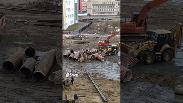 Экскаватор погрузчик перевозит куски труб, которые были вырыты из земли. #Shorts #лужи #грязь смотреть онлайн