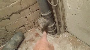 Опускаем канализационный тройник ниже