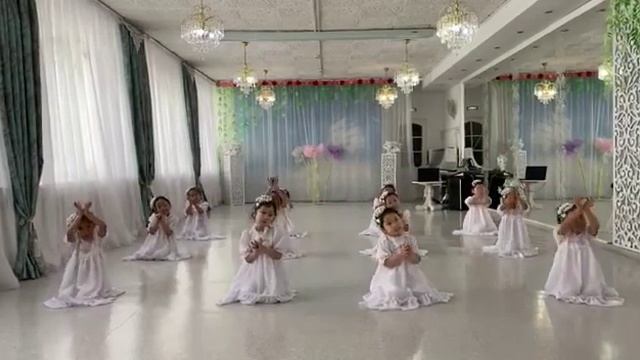 Танец "Сибэккилэр" с воспитателями. Группа "Сулусчаан" д/сад N89 "Парус", г.Якутск смотреть онлайн