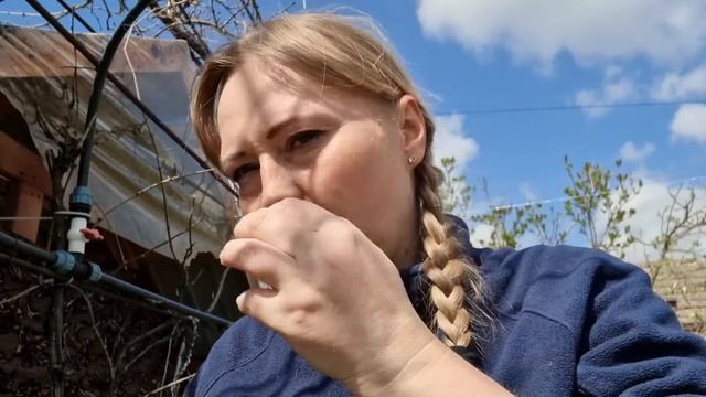 Обед на даче, Пора косить газон, Высаживаю цветы, Макароны с тушёнкой, Жизнь в деревне на даче смотреть онлайн