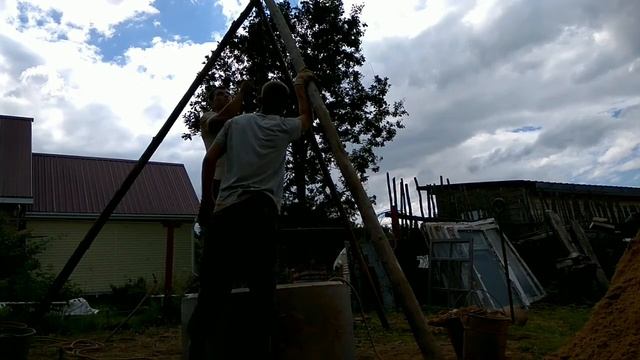 Трудности при копке. Достаем большой камень из колодца. смотреть онлайн