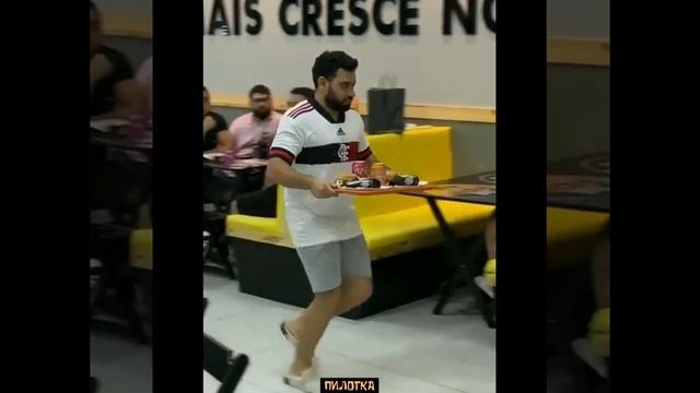 Нагнал паники на работяг-официантов смотреть онлайн