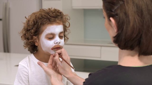 Halloween Vampire Face Paint Tutorial Snazaroo смотреть онлайн