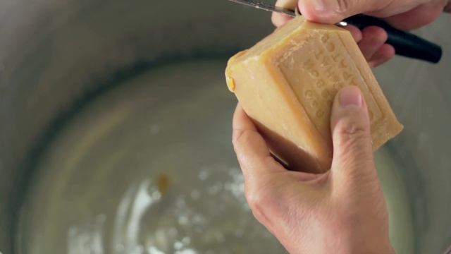 КАК ПОЧИСТИТЬ КУХОННУЮ ВЫТЯЖКУ ОТ ЖИРА И ГРЯЗИ? (сетка от вытяжки, фильтр от вытяжки) смотреть онлайн