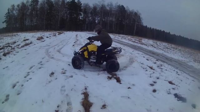 Дубасим по льду на квадроцикле! Чуть не перевернулся!!!!! смотреть онлайн