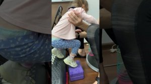 Что делать, когда ребёнок не может согнуть колени?