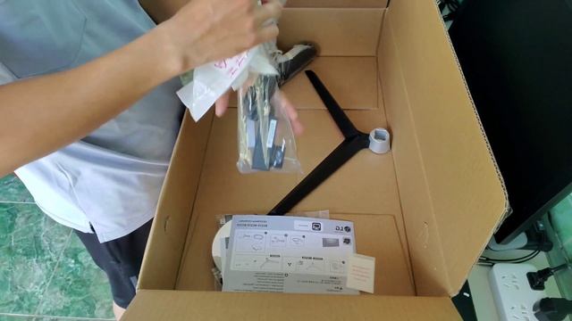 LG 24MP60G-B 23.8'' Full HD IPS AMD FreeSync™ Unboxing and Setup. смотреть онлайн