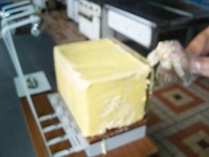 Видео работы устройства ручной струнной резки монолита сливочного масла на порции и бруски