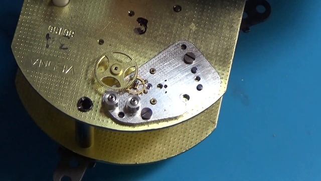 Ремонт, профилактика, репассаж настольных механических часов Весна, сборка. Watch repair Vesna. смотреть онлайн